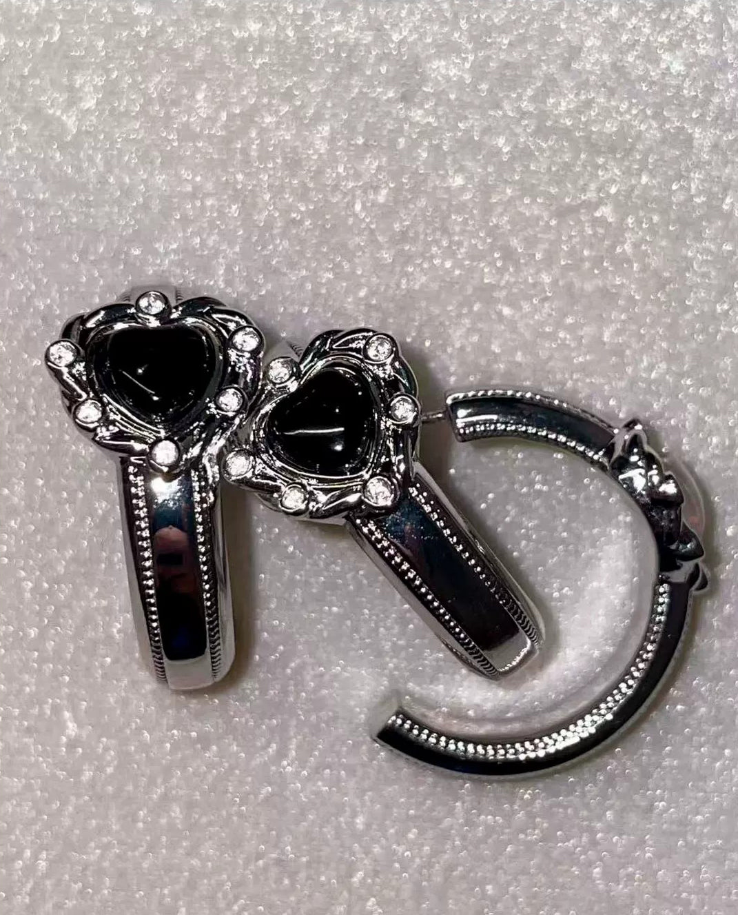 USELESS OBJECTS Uheart 爱心耳圈一对